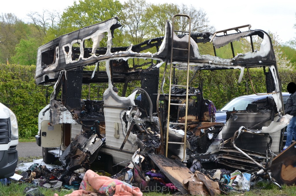 Wohnmobil ausgebrannt Koeln Porz Linder Mauspfad P155.JPG - Miklos Laubert